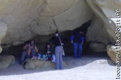 Pause casse-croute dans une petite grotte de la plage.